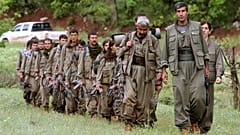 ARŞİV - Silahlı PKK üyelerinden oluşan bir grup, Irak'ın başkenti Bağdat'ın kuzeybatısındaki Duhok'un kuzeydoğusundan Kuzey Irak'a giriyor, 14 Mayıs 2013.