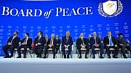 الرئيس ترامب يتوسط قادة بمنتدى دافوس عقب توقيع ميثاق "مجلس السلام" في 22 يناير 2026،