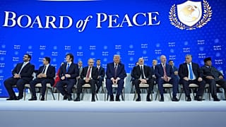 الرئيس ترامب يتوسط قادة بمنتدى دافوس عقب توقيع ميثاق "مجلس السلام" في 22 يناير 2026،