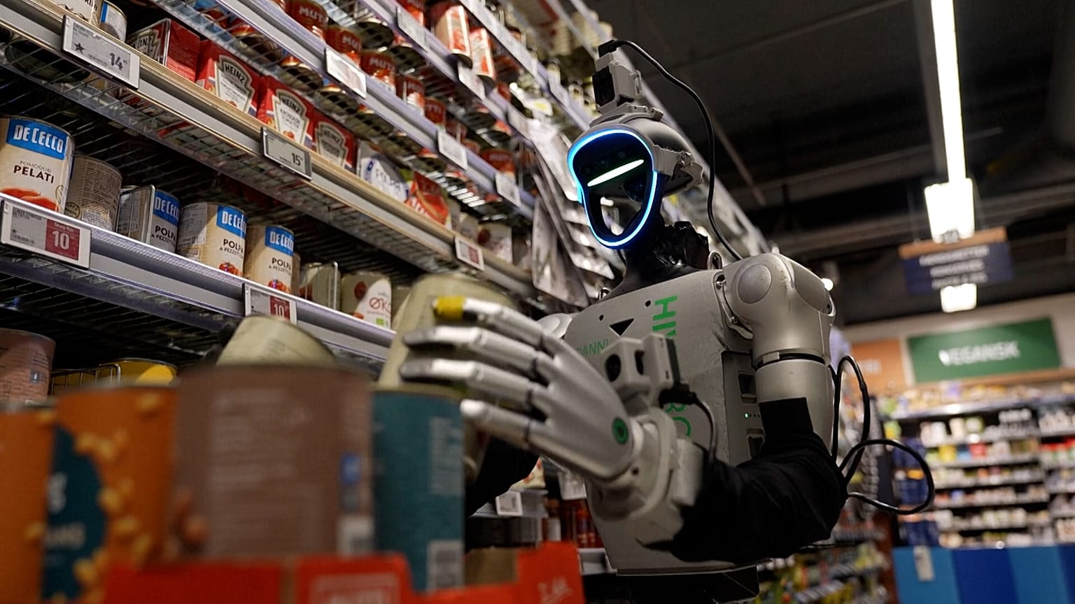 Гуманоидный робот Hive Robots раскладывает товары на полки в супермаркете Føtex.