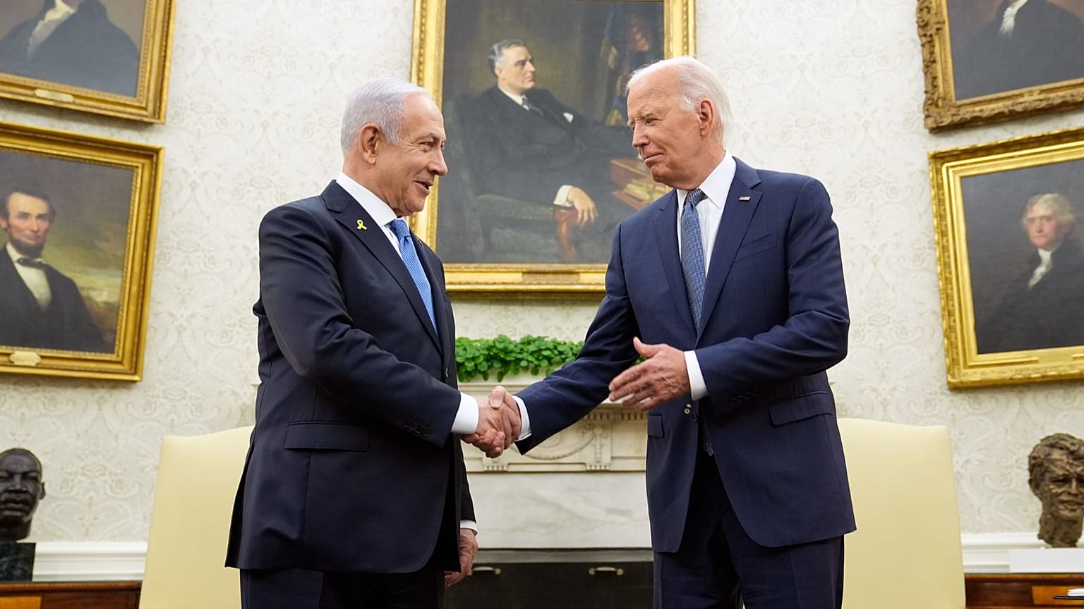 الرئيس الأمريكي السابق جو بايدن يصافح رئيس الوزراء الإسرائيلي بنيامين نتنياهو في البيت الأبيض، 25 تموز 2024.