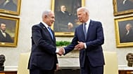 الرئيس الأمريكي السابق جو بايدن يصافح رئيس الوزراء الإسرائيلي بنيامين نتنياهو في البيت الأبيض، 25 تموز 2024.