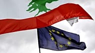 يرفرف علم لبنان (إلى اليسار) بجوار علم الاتحاد الأوروبي خلال مظاهرة خارج اجتماع طارئ لوزراء خارجية الاتحاد الأوروبي في مبنى مجلس الاتحاد الأوروبي في بروكسل، يوم الثلاثاء الموا