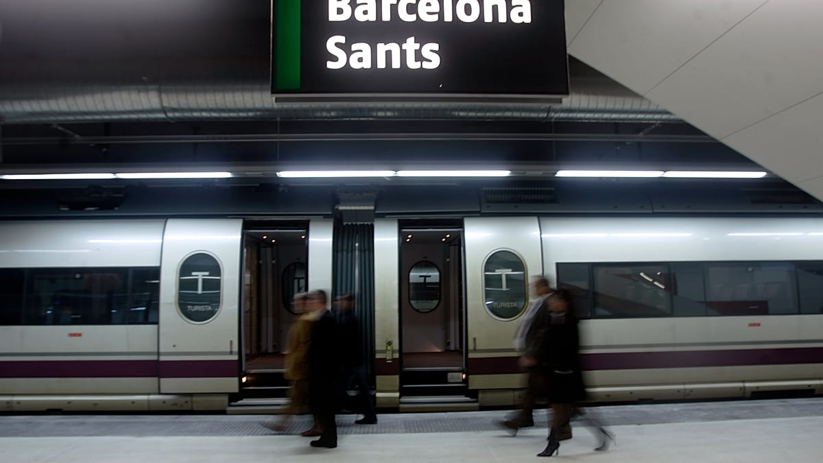 Informe: Un incendio en un AVE obliga a suspender los trenes de alta velocidad entre Madrid y Barcelona