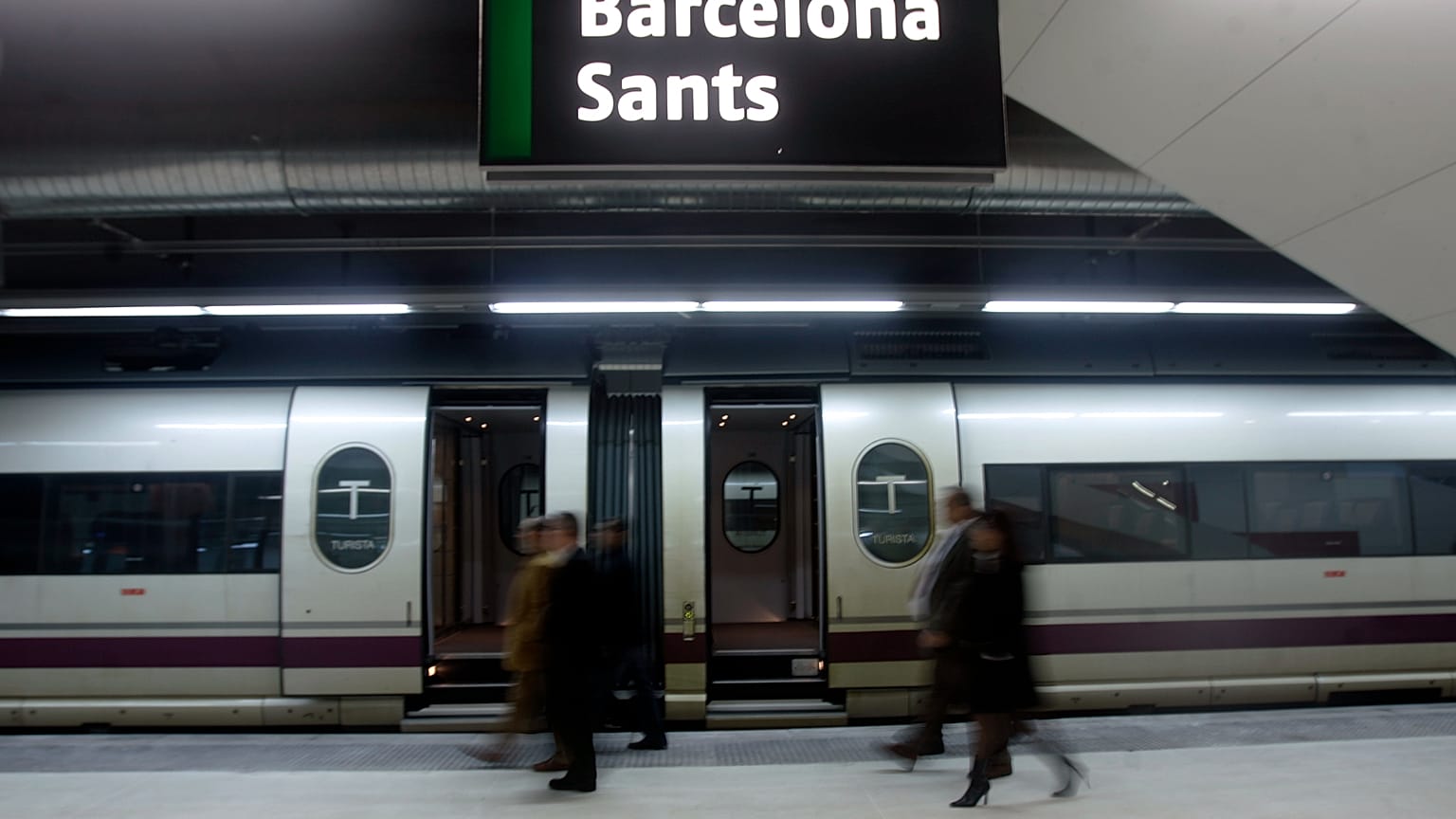 ARCHIVO: Se observa a pasajeros abordando un tren de alta velocidad AVE en Barcelona, ​​España, el 20 de febrero de 2008.