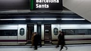 ARCHIVO: Se observa a pasajeros abordando un tren de alta velocidad AVE en Barcelona, ​​España, el 20 de febrero de 2008.