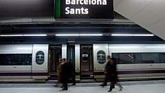 ARCHIVO: Se observa a pasajeros abordando un tren de alta velocidad AVE en Barcelona, ​​España, el 20 de febrero de 2008.