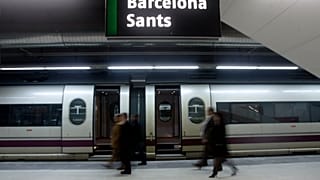 ARCHIVO: Se observa a pasajeros abordando un tren de alta velocidad AVE en Barcelona, ​​España, el 20 de febrero de 2008.