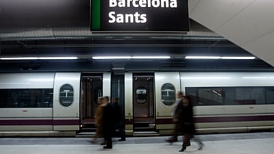 ARCHIVO: Se observa a pasajeros abordando un tren de alta velocidad AVE en Barcelona, ​​España, el 20 de febrero de 2008.