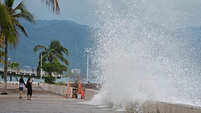 Turisták fényképezik a hullámokat, ahogy a Simon hurrikán Puerto Vallarta (Mexikó) felé közeledik 2026. október 11-én.