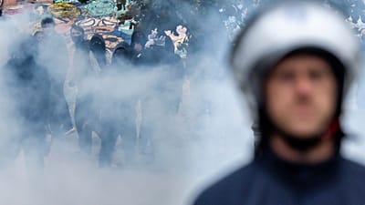 Manifestantes enfrentam polícia de choque durante manifestação nacional contra cortes orçamentais do governo