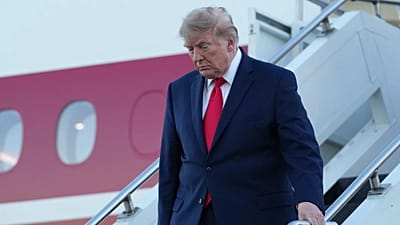 Президент Дональд Трамп прибыл на борту Air Force One на авиабазу резерва ВВС Янгастаун в городе Янгастаун (Огайо) в понедельник, 12 октября 2026 года.