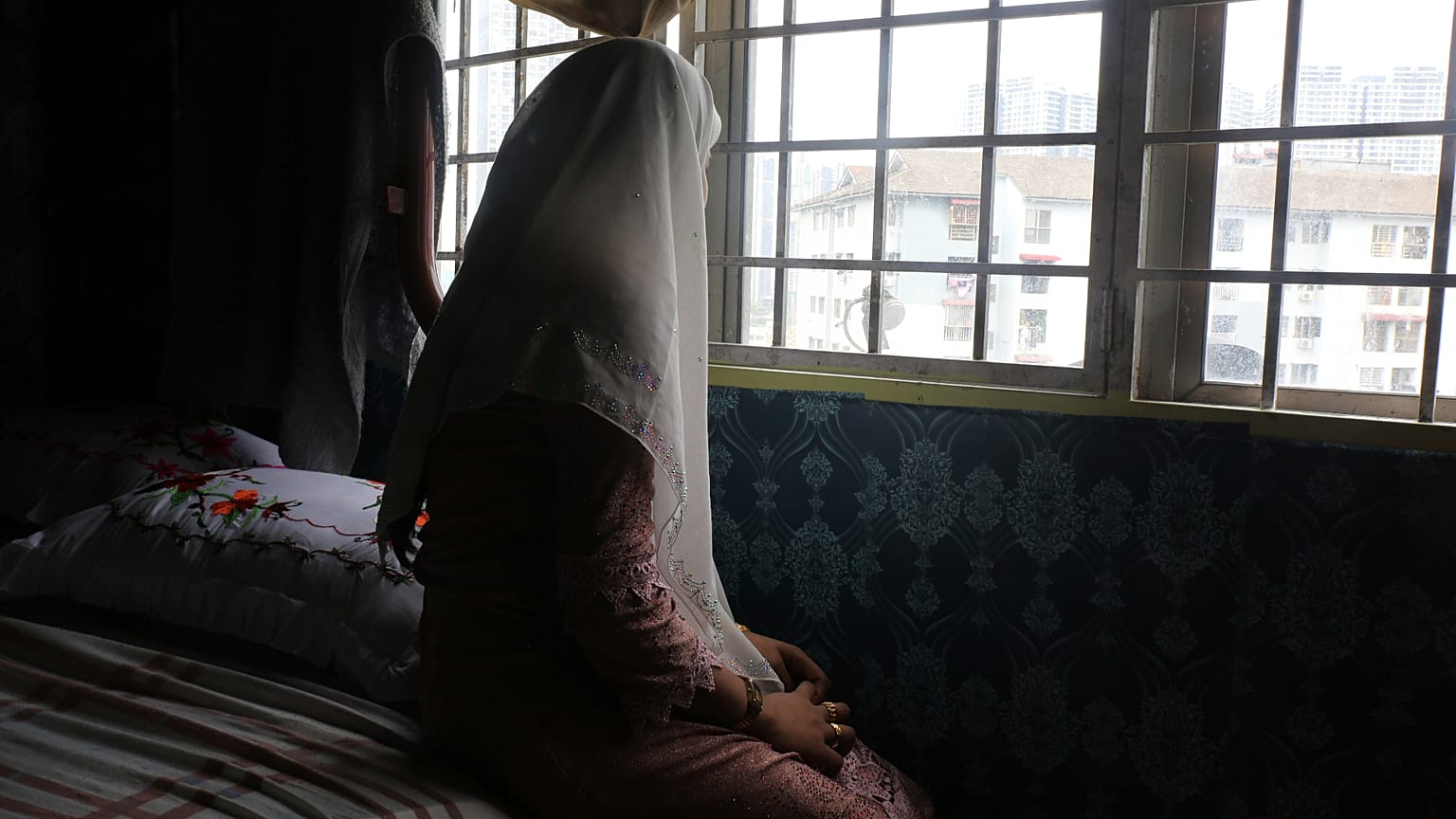  Die 14-jährige Kindsbraut B. sitzt 2023 auf einem Bett in einer Wohnung in Kuala Lumpur. Sie soll einen älteren Mann heiraten. 