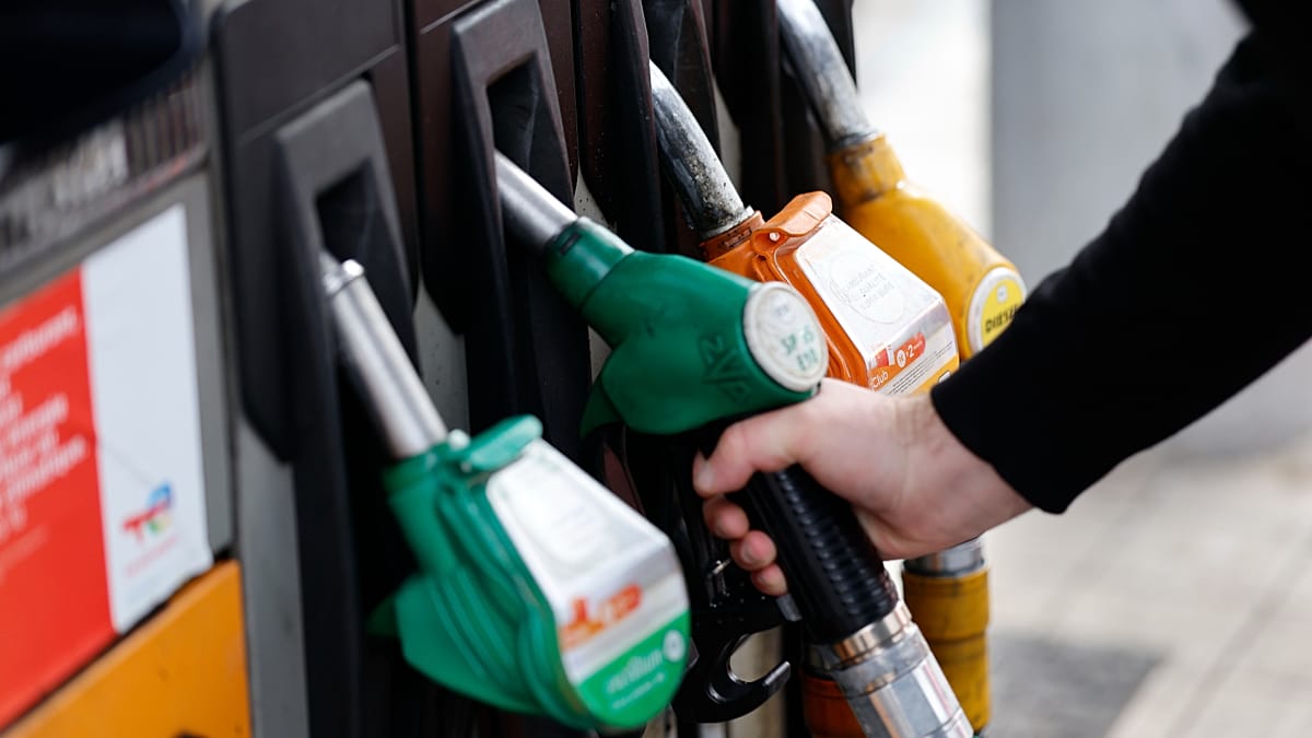 Fuel prices: Sébastien Lecornu promises €10 cut per fill-up