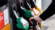 Ein Kunde betankt sein Auto an einer Tankstelle in Lille in Frankreich, Donnerstag, 17. September 2026.