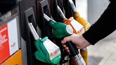 Клиент заправляет свой автомобиль на автозаправочной станции в Лилле, Франция, в четверг, 17 сентября 2026 года.