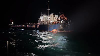 Le navire "Chelsea 3" lors d'une opération de sauvetage après voir été touché par des drones près de Byala, en Bulgarie, mardi 13 octobre 2026. 