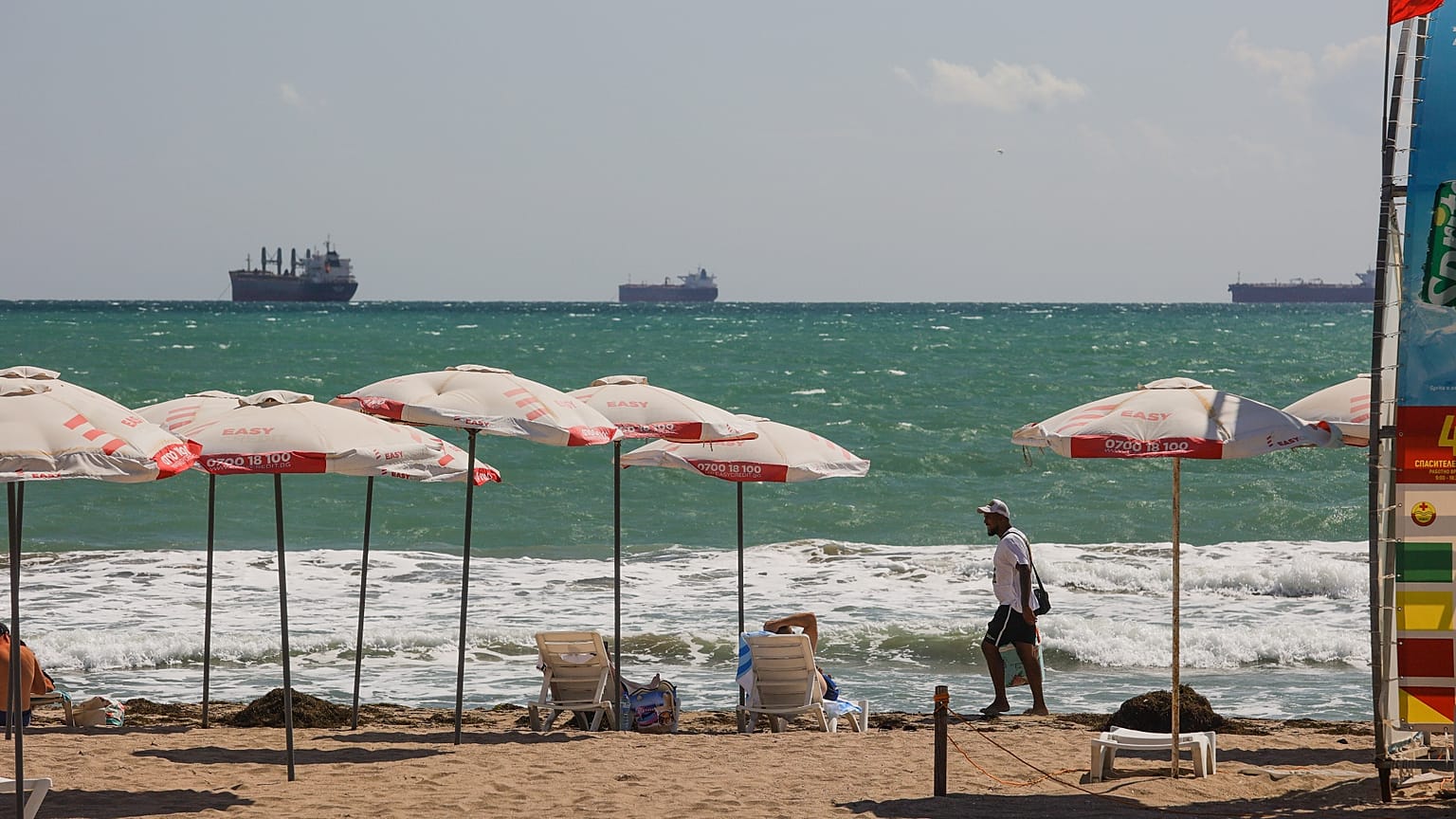 Ogólny widok na plażę w Burgasie, mieście portowym położonym na bułgarskim wybrzeżu Morza Czarnego, 14 sierpnia 2026 r.