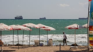 Ogólny widok na plażę w Burgasie, mieście portowym położonym na bułgarskim wybrzeżu Morza Czarnego, 14 sierpnia 2026 r.
