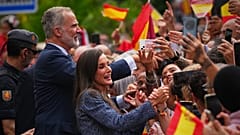 El rey Felipe VI y la reina Letizia de España saludan a la multitud durante su visita al enclave español de Ceuta, el 13 de octubre de 2026.