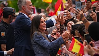 El rey Felipe VI y la reina Letizia de España saludan a la multitud durante su visita al enclave español de Ceuta, el 13 de octubre de 2026.