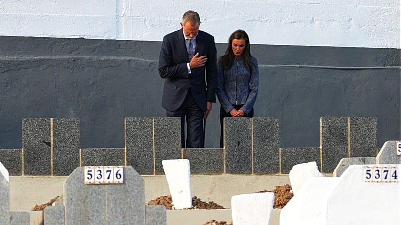El rey Felipe VI y la reina Letizia de España en el cementerio de Sidi Embarek durante su visita a Ceuta, el 13 de octubre de 2026.