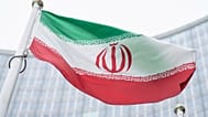 العلم الإيراني يرفرف أمام مبنى المركز الدولي الذي يضم مقر الوكالة الدولية للطاقة الذرية في فيينا، النمسا، في 24 مايو/أيار 2021.