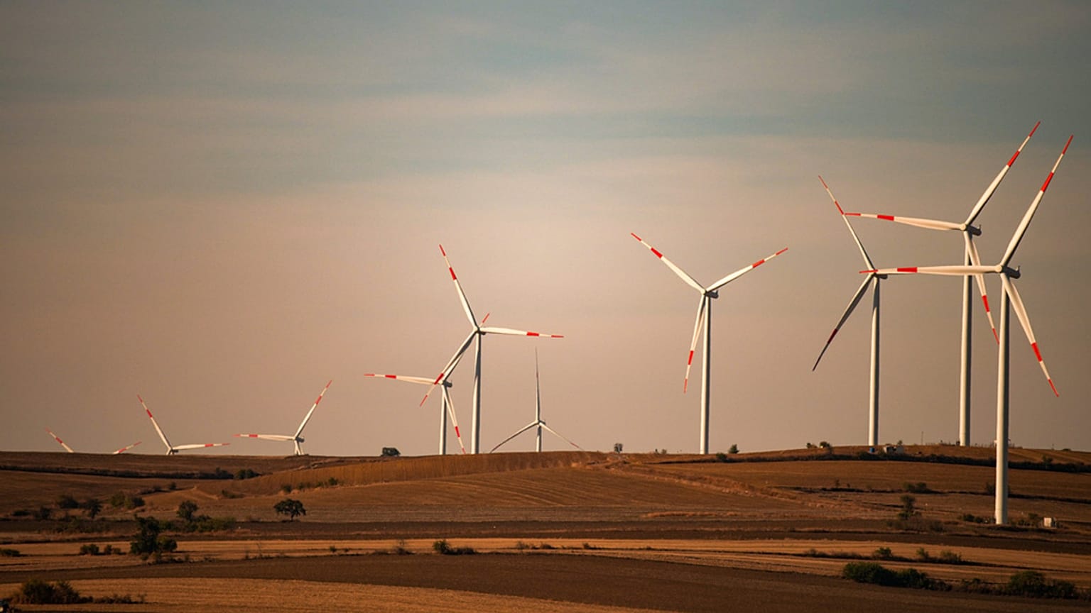 Tekirdağ yakınlarındaki Balabanlı’da rüzgâr türbinleri elektrik üretiyor.