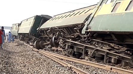 Pakistan: Passenger train derailment kills at least five, injures more than 30