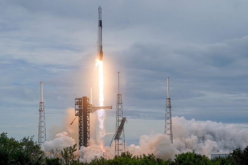 ARCHÍV felvétel. A SpaceX Falcon 9 rakéta négyfős személyzettel indul a Cape Canaveral Űrerő Bázis 40-es indítóállásáról, a floridai Cape Canaveralból, 2026. október 1-jén