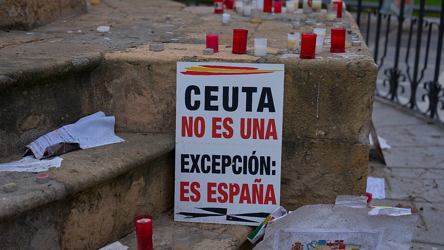 Una pancarta en la que se lee 'Ceuta no es una excepción, es España' cuelga junto al Ayuntamiento de Ceuta el martes  13 de octubre de 2026, antes de la visita de los Reyes.