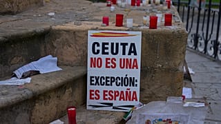 Una pancarta en la que se lee 'Ceuta no es una excepción, es España' cuelga junto al Ayuntamiento de Ceuta el martes  13 de octubre de 2026, antes de la visita de los Reyes.