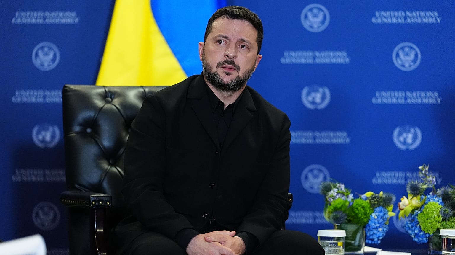 الرئيس الأوكراني فولوديمير زيلينسكي يستمع أثناء لقائه بالرئيس دونالد ترامب خلال الجمعية العامة للأمم المتحدة، الثلاثاء 22 سبتمبر 2026، في مقر الأمم المتحدة. 