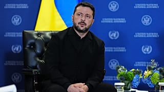 الرئيس الأوكراني فولوديمير زيلينسكي يستمع أثناء لقائه بالرئيس دونالد ترامب خلال الجمعية العامة للأمم المتحدة، الثلاثاء 22 سبتمبر 2026، في مقر الأمم المتحدة. 