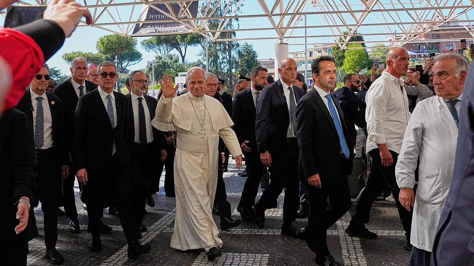 Papa Leone XIV è arrivato al Gemelli di Roma martedì mattina per l'intervento al polmone (13 ottobre 2026)