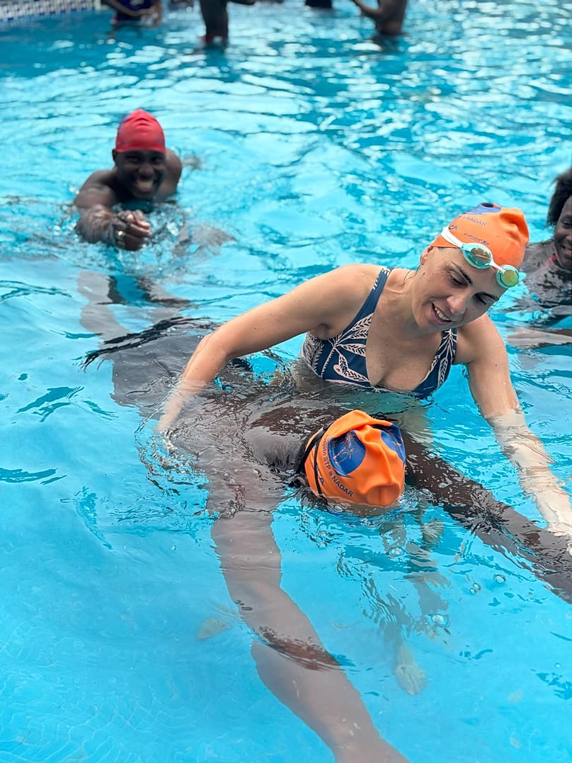 Rita Fernandes em São Tomé durante uma aula prática na piscina