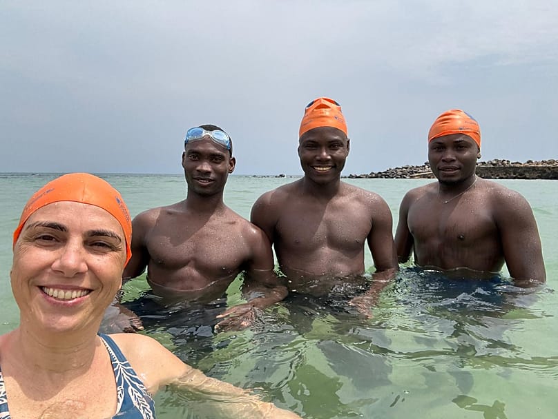 Tiago, ao meio, com dois jovens em formação com Rita Fernandes em São Tomé 