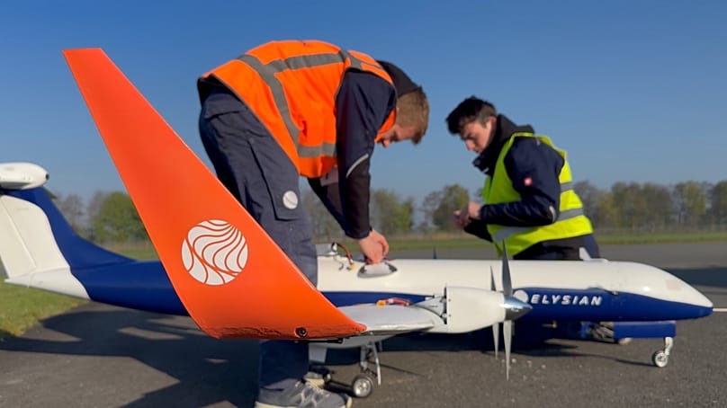 Préparatifs du premier vol d'essai du démonstrateur E9X à l'échelle