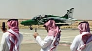 يستعد الزوار لتسجيل إقلاع طائرة سعودية خلال النسخة الثانية من معرض مصر الدولي للطيران في مطار العلمين بمصر، الأربعاء 9 سبتمبر 2026. 
