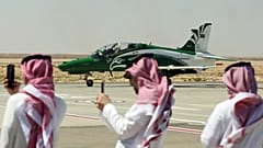 يستعد الزوار لتسجيل إقلاع طائرة سعودية خلال النسخة الثانية من معرض مصر الدولي للطيران في مطار العلمين بمصر، الأربعاء 9 سبتمبر 2026. 