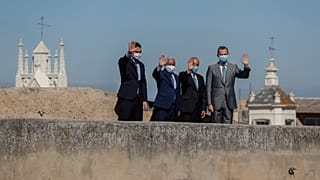 En esta foto de archivo, Pedro Sánchez (izquierda) visita la alcazaba de Badajoz junto a Felipe VI o António Costa