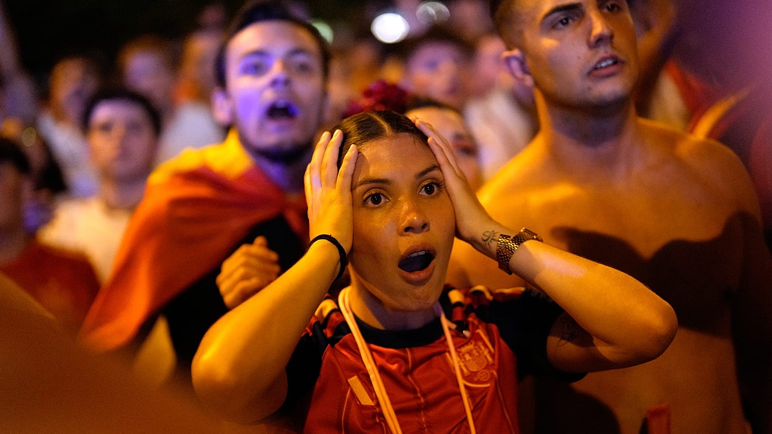 Ισπανοί φίλαθλοι αντιδρούν καθώς παρακολουθούν τον τελικό του Παγκοσμίου Κυπέλλου ποδοσφαίρου μεταξύ Ισπανίας και Αργεντινής στη Μαδρίτη, 19 Ιουλίου 2026.