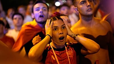 Ισπανοί φίλαθλοι αντιδρούν καθώς παρακολουθούν τον τελικό του Παγκοσμίου Κυπέλλου ποδοσφαίρου μεταξύ Ισπανίας και Αργεντινής στη Μαδρίτη, 19 Ιουλίου 2026.