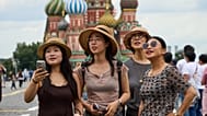 Группа иностранных туристов на Красной площади в Москве
