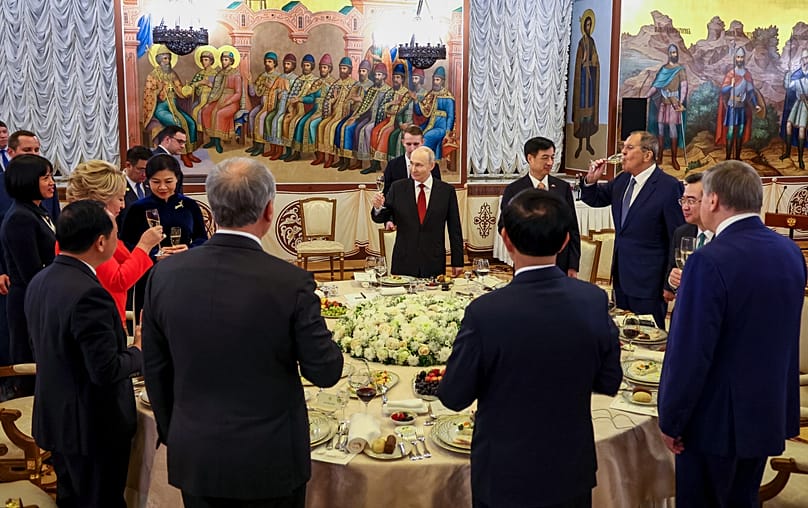 Владимир Путин произносит тост во время государственного ужина в честь президента Вьетнама То Лама и его супруги Нго Фыонг Ли в Кремле, 9 сентября 2026 года