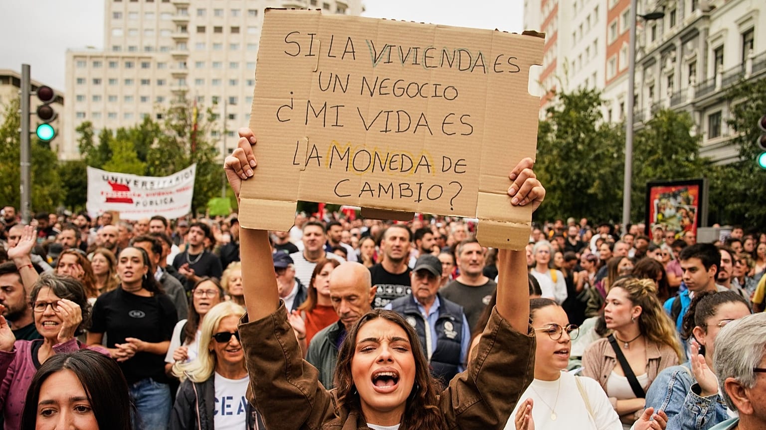 Personas se manifiestan para exigir leyes más estrictas que protejan a los inquilinos en Madrid, España, el 3 de octubre de 2026. 