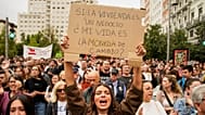 Personas se manifiestan para exigir leyes más estrictas que protejan a los inquilinos en Madrid, España, el 3 de octubre de 2026. 