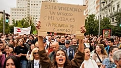 Personas se manifiestan para exigir leyes más estrictas que protejan a los inquilinos en Madrid, España, el 3 de octubre de 2026. 