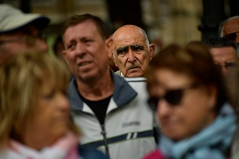 Ένας άνδρας, κατά τη διάρκεια ομιλίας σε διαδήλωση συνταξιούχων στην Παμπλόνα, Ναβάρα, την 1η Οκτωβρίου 2018