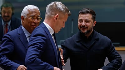Ukrayna lideri Volodimir Zelenskiy (sağda), Macaristan Başbakanı Peter Magyar'ı (ortada), AB Konseyi Başkanı Antonio Costa ile yuvarlak masa toplantısında selamlıyor.